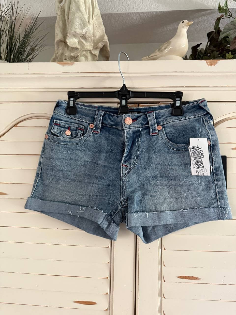 True Religion Jennie Mid Rise Rolled Short – California Poppy, Size 29