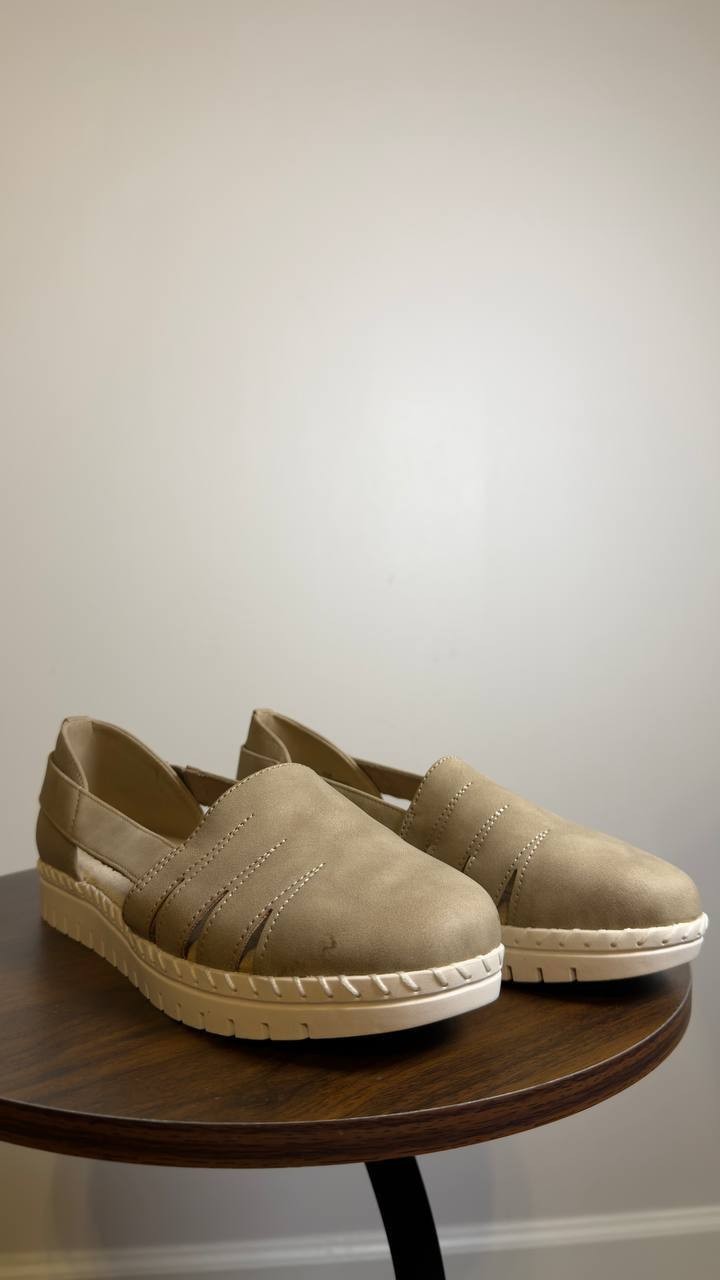 Easy  Street  Slip On Flats  Natural  8M  New  $60