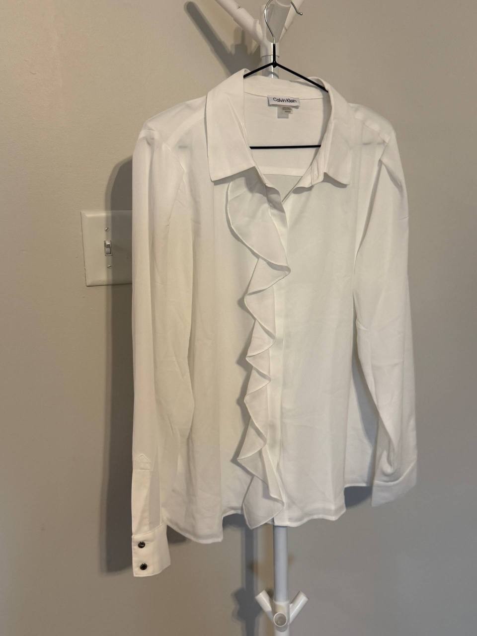 Calvin Klein Point‑Collar Ruffle Button‑Front Blouse – White– Size M – NWT– $89