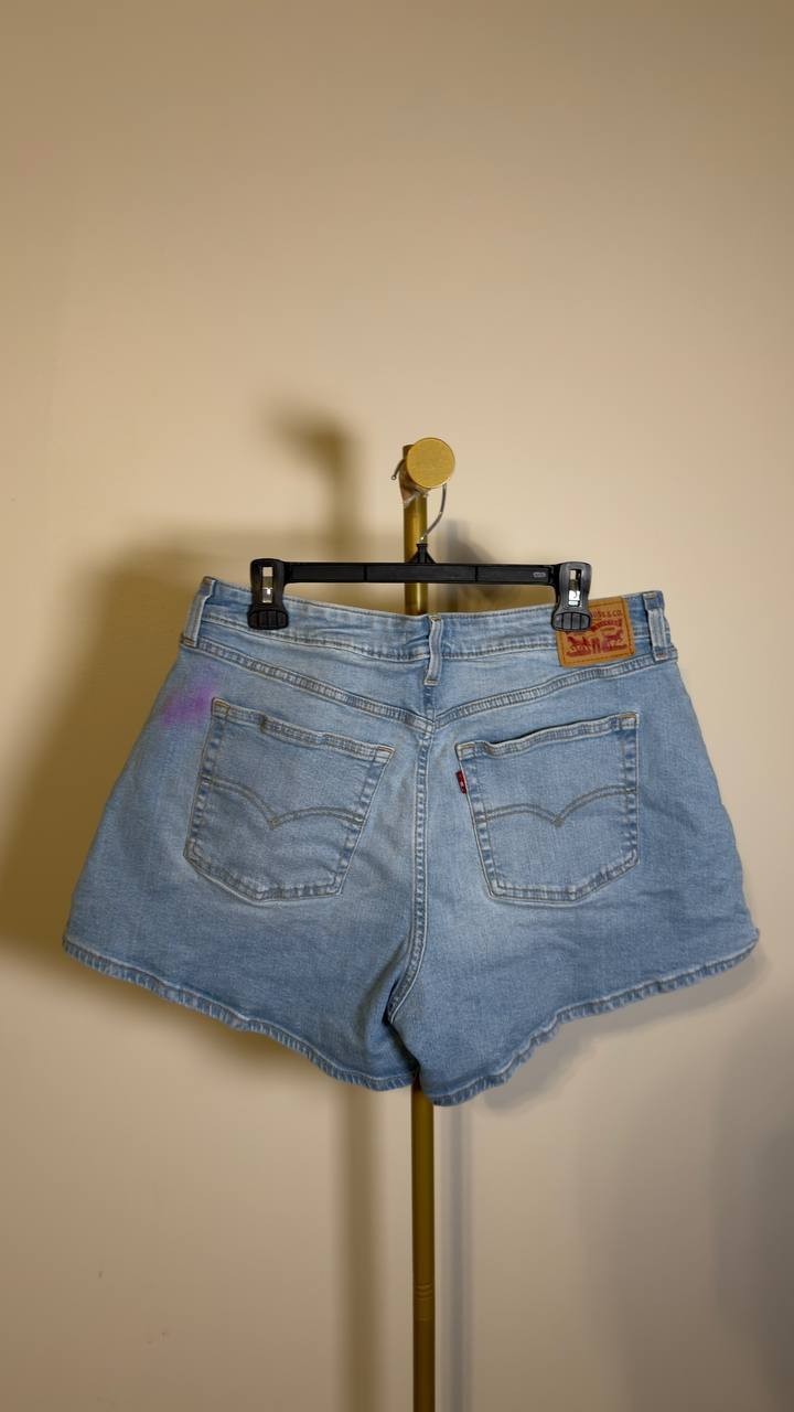 Levi’s A‑Line Women’s Shorts Medium Wash Size 33 Pre‑Owned Fair  $10