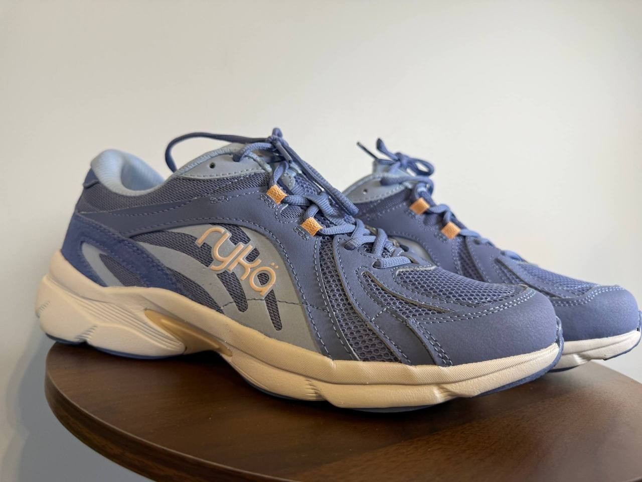 Ryka Skylift Trainers –Size 9.5W – Leather/Manmade –New in Box (Sight Sole Dirt)