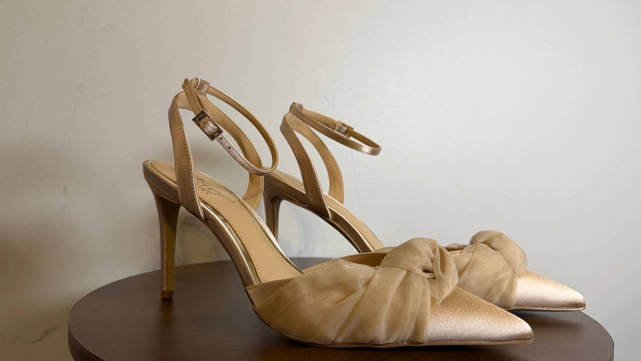 Badgley Mischka Jewel Evening Knot Pumps 11M Nude Satin New in Box MSRP $99