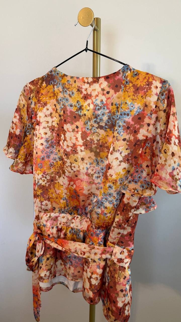 GUESS Women’s Ferra Wrap Top Daisy Peplum SizeL NWT(damaged on the shoulder)mult
