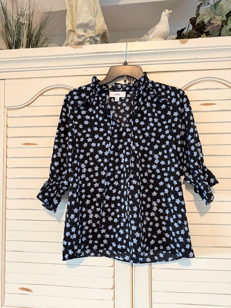 CeCe Tie Neck Floral Blouse – Size S – NWT – 3/4 Sleeve Lightweight Stretch