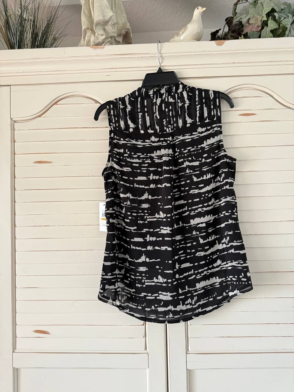 DKNY Top S Black Printed Surplice Sleeveless V-Neck Blouse Workwear NWT MSRP $69