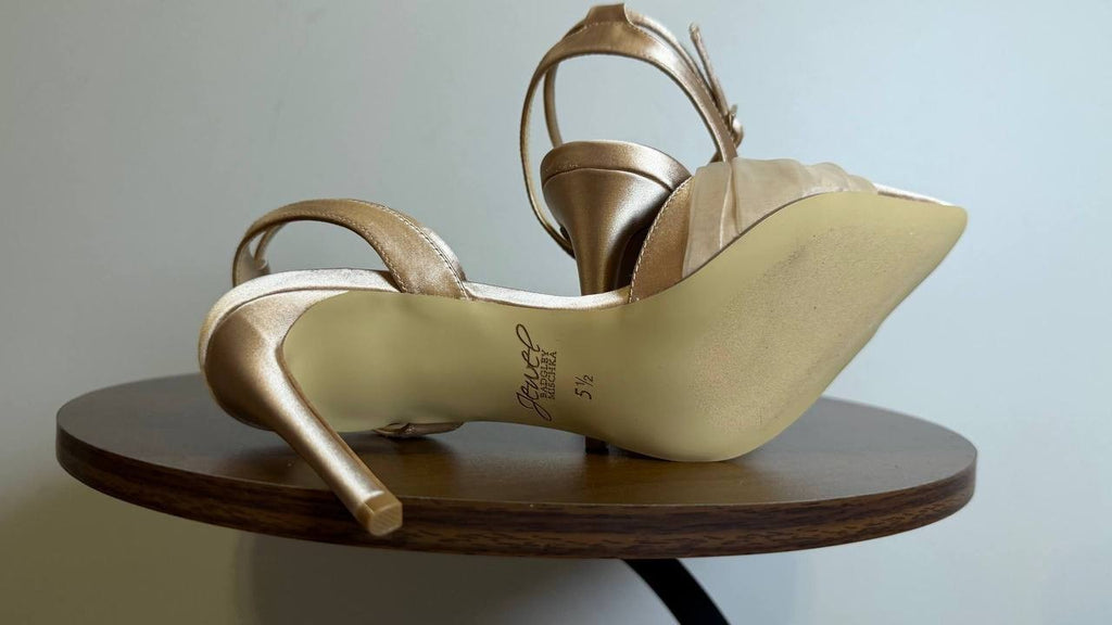 Jewel Badgley Mischka Federica Pumps 5.5 Nude Satin Knot Pointed Toe NIB msrp$99