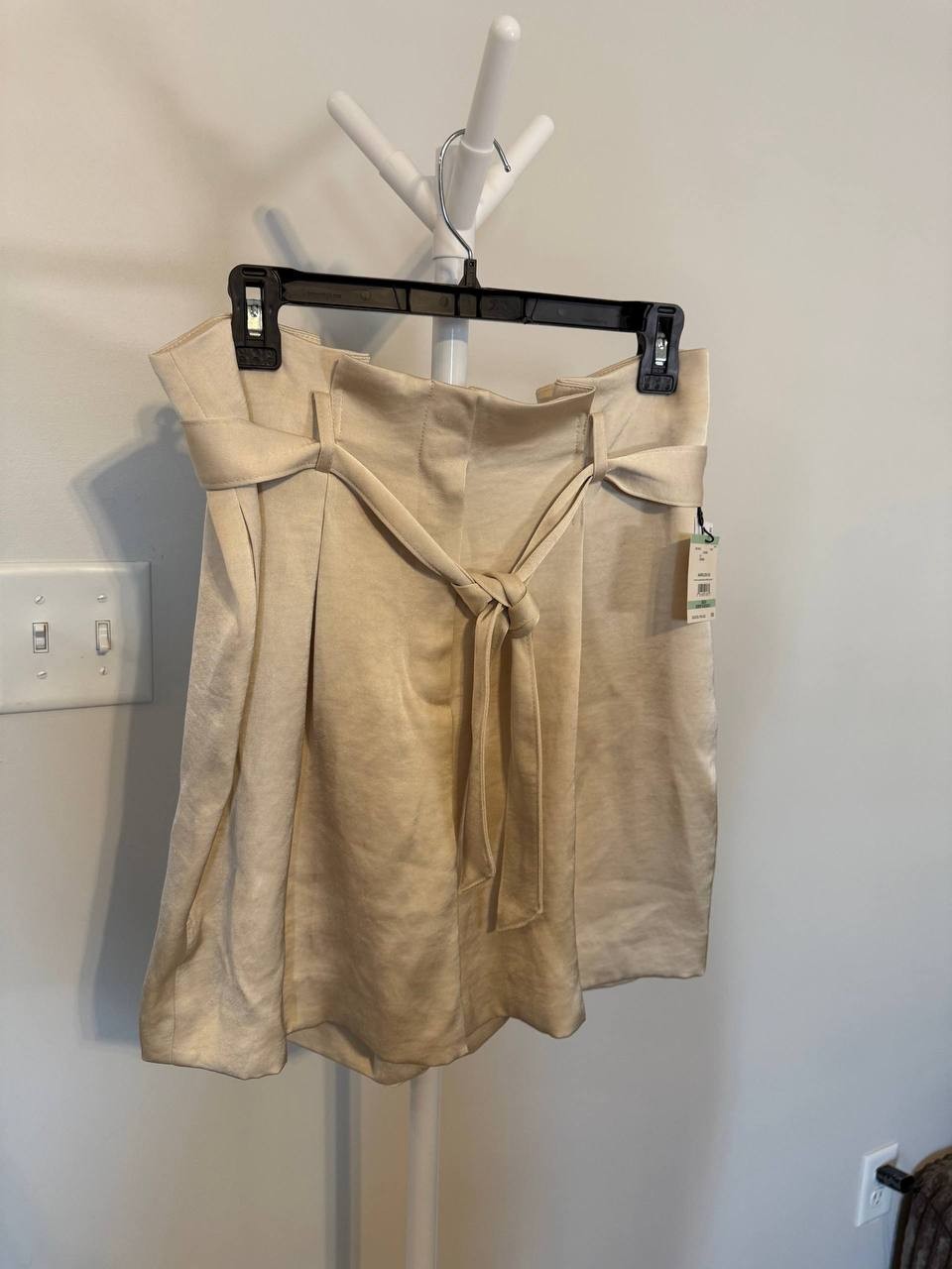 BeyondStyle Paper‑Bag Waist Shorts – Size 8 – NWT – $79