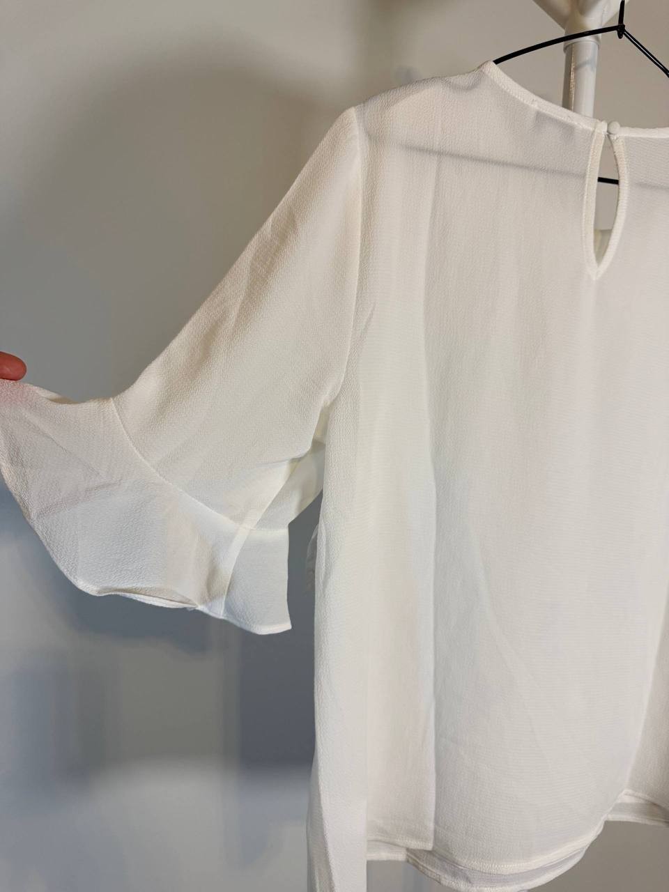 CeCe Ruffle Cuff Crew Neck Blouse–White–Size M–NWT– MSRP$49