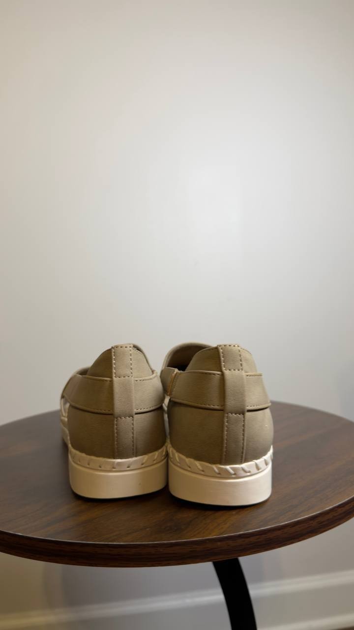 Easy  Street  Slip On Flats  Natural  8M  New  $60