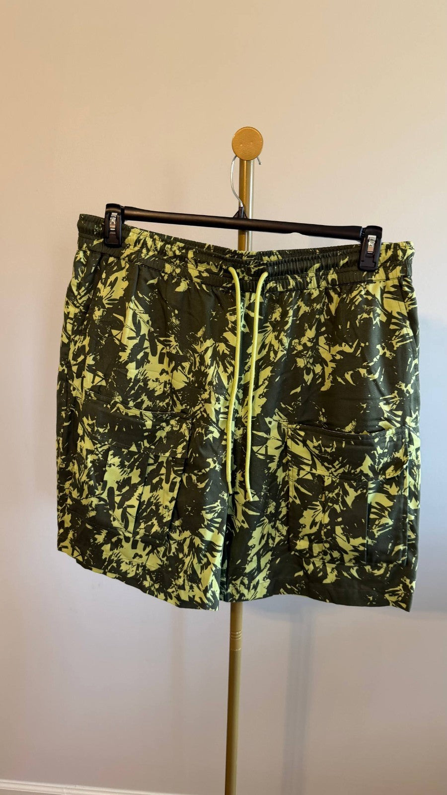 Mode of One Men’s Abstracted Floral Cargo Shorts 9" Regular Fit Green S NWT