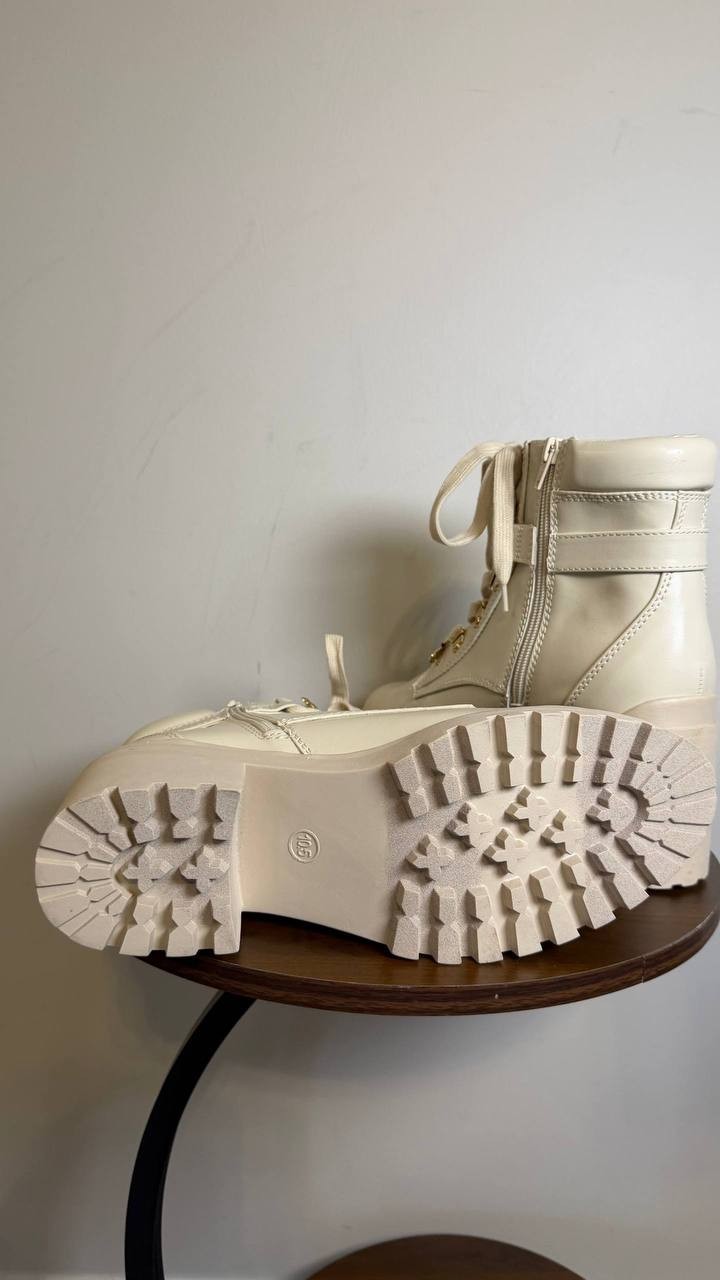 Wild Pair Bridgitt Combat Lace‑Up Boots Bone Faux Leather Women’s 10M Damaged