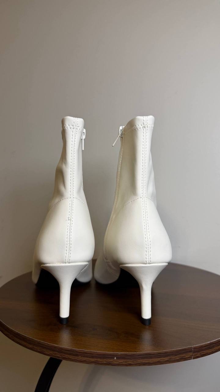 Wild Pair White Ankle Booties 8M New in Box MSRP $69.90