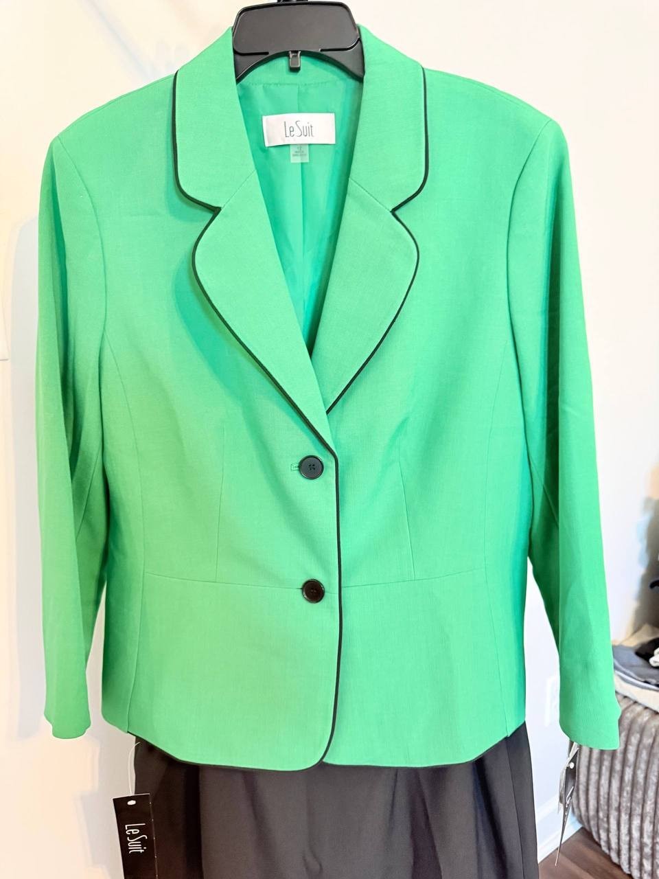 Le Suit 2‑Piece Skirt Suit–Notch‑CollarJacket&Flounce‑Hem Skirt–Size12–NWT–$225