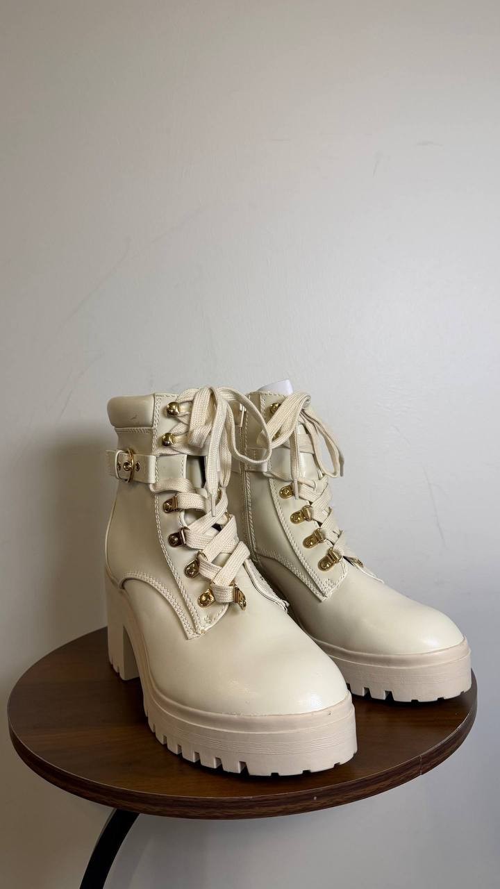 Wild Pair Bridgitt Combat Lace‑Up Boots Bone Faux Leather Women’s 10M Damaged