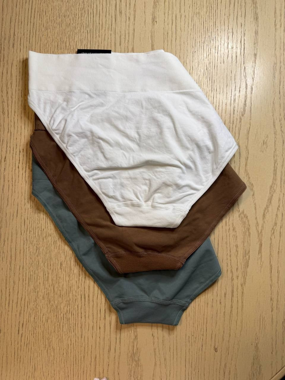 Maidenform Seamless High Leg Briefs – Lot of 3 – Size L – White, Brown, Green