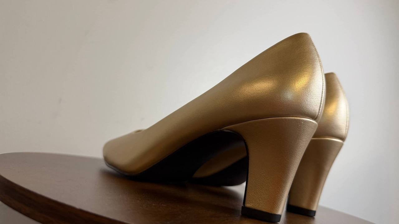 Easy Street Toe Pumps 7M Gold Synthetic Heels New in Box