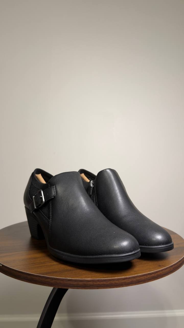Clarks  Shooties  Black  Leather  8M  New  $105