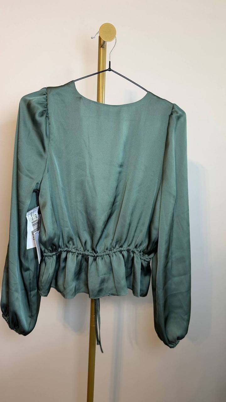 1.STATE Drawstring Waist V‑Neck Peplum Top Green SizeXS NWT Missing Button
