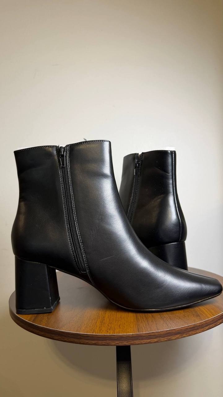 Journee Collection Women’s Haylinn Block Heel Dress Booties – Black – Size 11