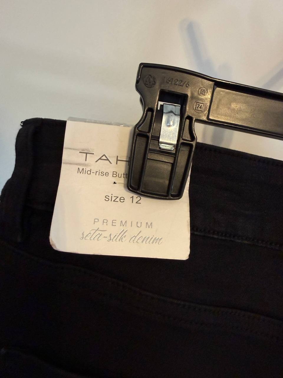 Tahari Premium Denim Flare Jeans – Size 12/31 – NWT – Minor Flaw