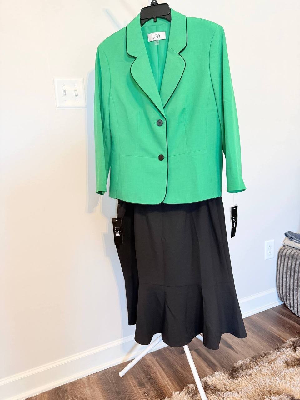Le Suit 2‑Piece Skirt Suit–Notch‑CollarJacket&Flounce‑Hem Skirt–Size12–NWT–$225