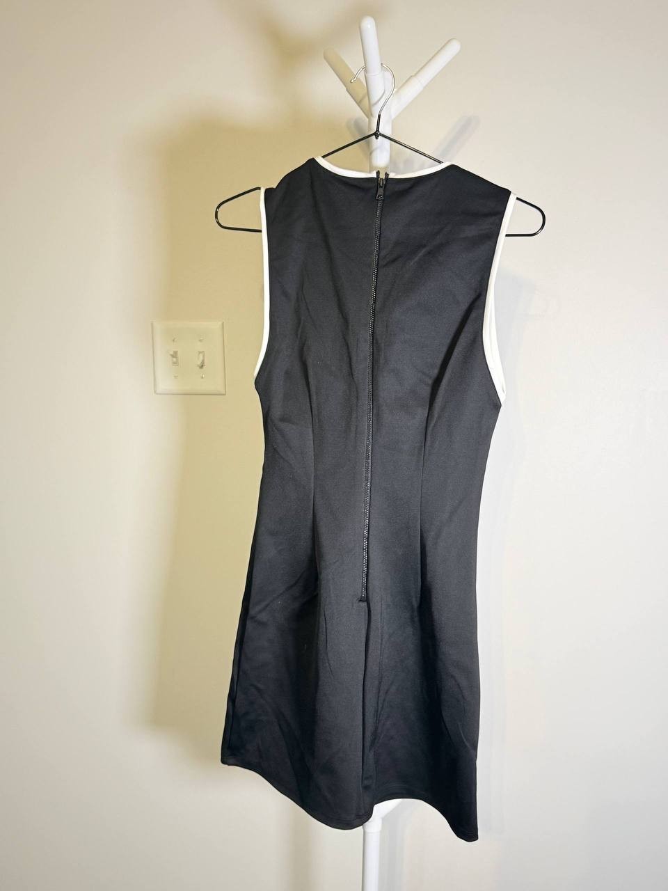 Alice + Olivia “Edris” Sleeveless Mini Dress –Black– Size 2 – NWT – $295