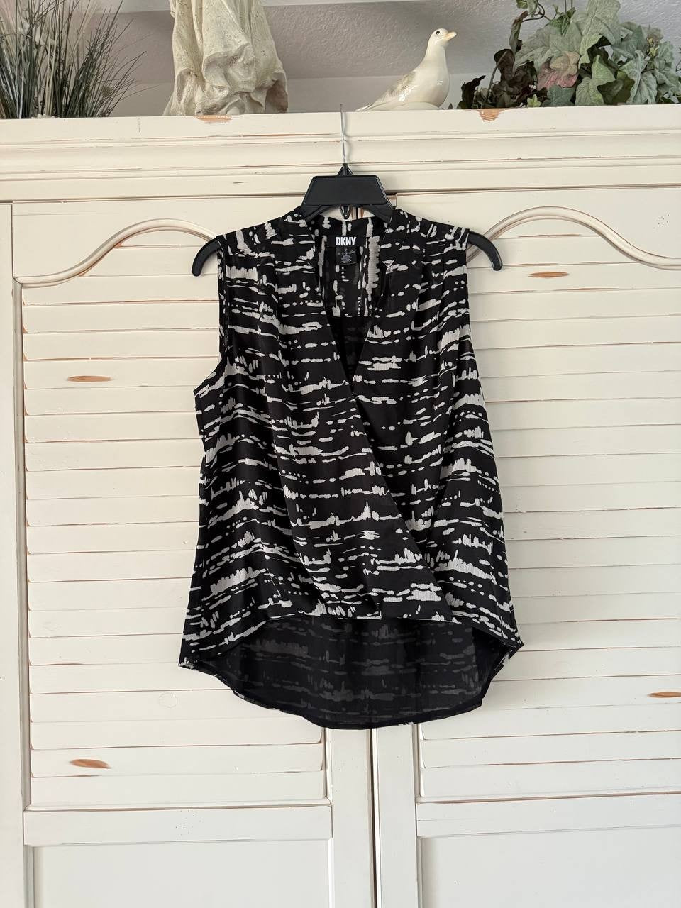 DKNY Top S Black Printed Surplice Sleeveless V-Neck Blouse Workwear NWT MSRP $69