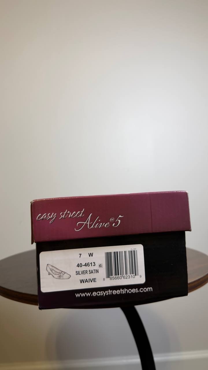 Easy  Street  Waive Pumps  Silver  7W  New  $70