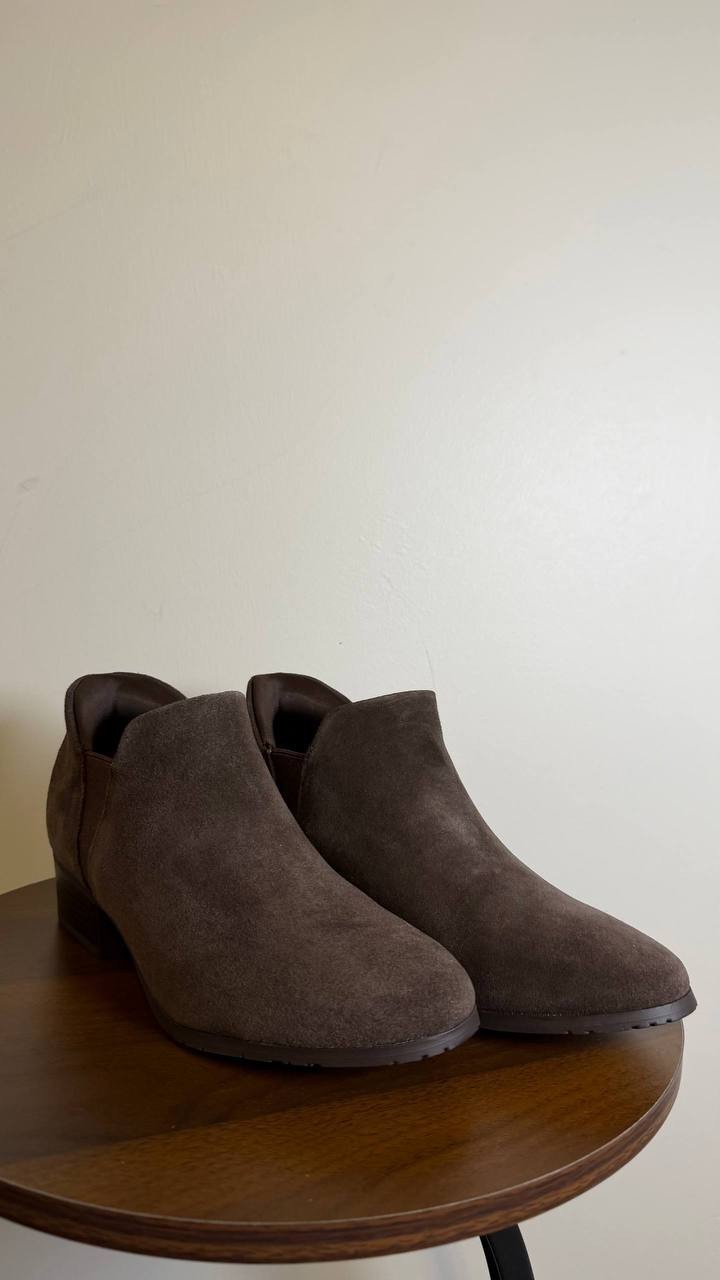 Kenneth Cole Reaction Serafina Booties 8M Chocolate Suede Pull‑On NIB msrp$99