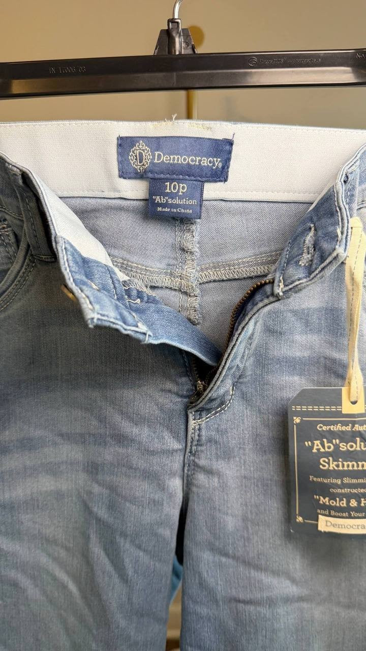 Democracy “Ab”solution Petite Fray Hem Skimmer Capri Jeans Light Blue 10P NWT