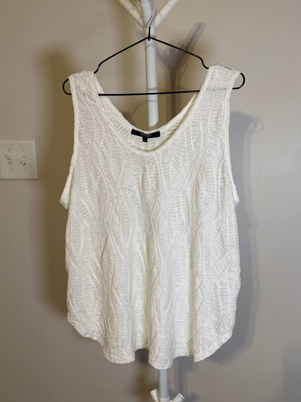 Coin 1804 Spiral Wave Texture Double V‑Neck Tank Top – 1X – White – NWT